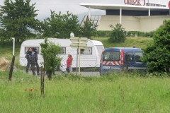 evacue-du-parking-du-restaurant-scolaire-de-cervonnex-le-cortege-comprenant-une-quarantaine-de-caravanes-s-est-installee-dans-le-secteur-de.jpg