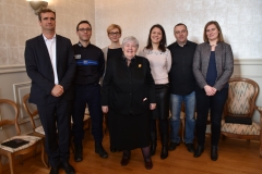 Jacqueline Gourault avec les agents.jpg